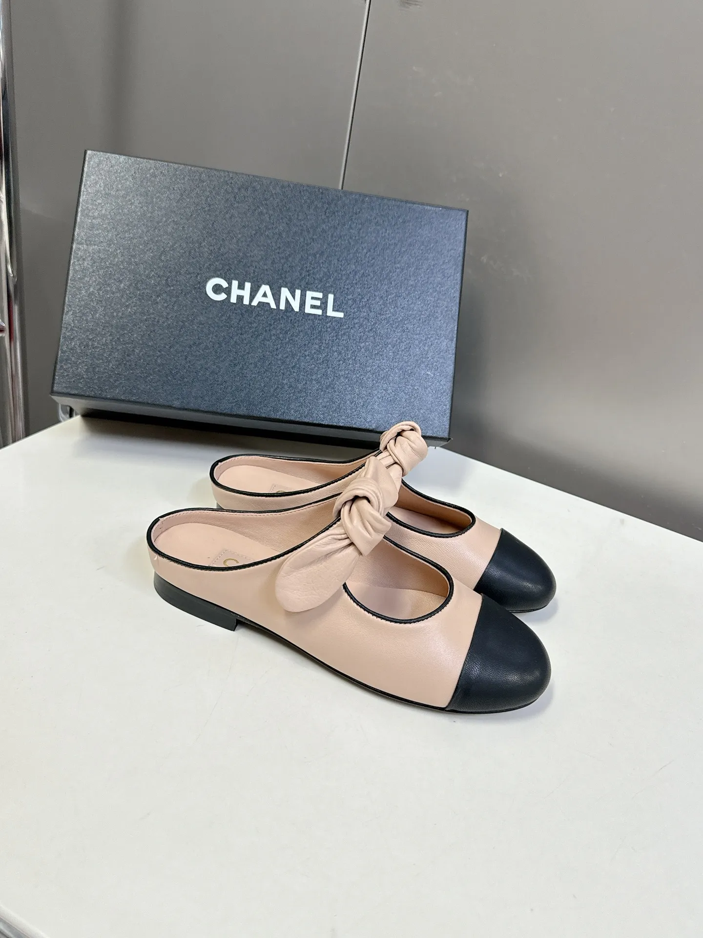 👟👟Ex-factory price 540👟👟 CHANEL Chanel Bow Elastic Strap Flat Shoes Bow Mary Jane shoes are so popular at first sight that you can wear them freely according to the weather changes! Put on socks to instantly transform into cute shoes for spring and summer! Transform into a magical princess in seconds 👸The upper is made of mixed sheepskin and tiptoe silk sheepskin. The foot feels super comfortable. The leather is very soft and skin-friendly. The genuine leather outsole imported from Italy Size: 35-41 (40 41 customized)